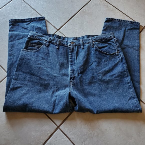 Wrangler Relaxed Fit 46 x 30 - Picture 2 of 9